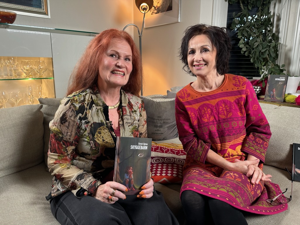 Christi Sjetne med boken Skyggebarn