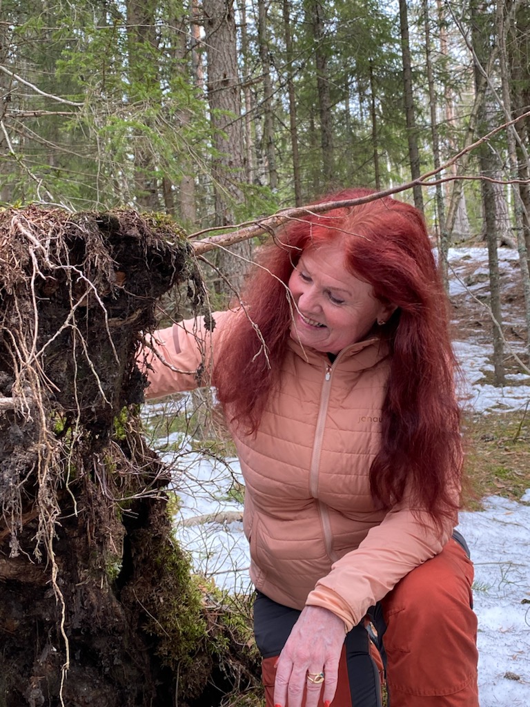 Christi Sjetne på tur i skogen