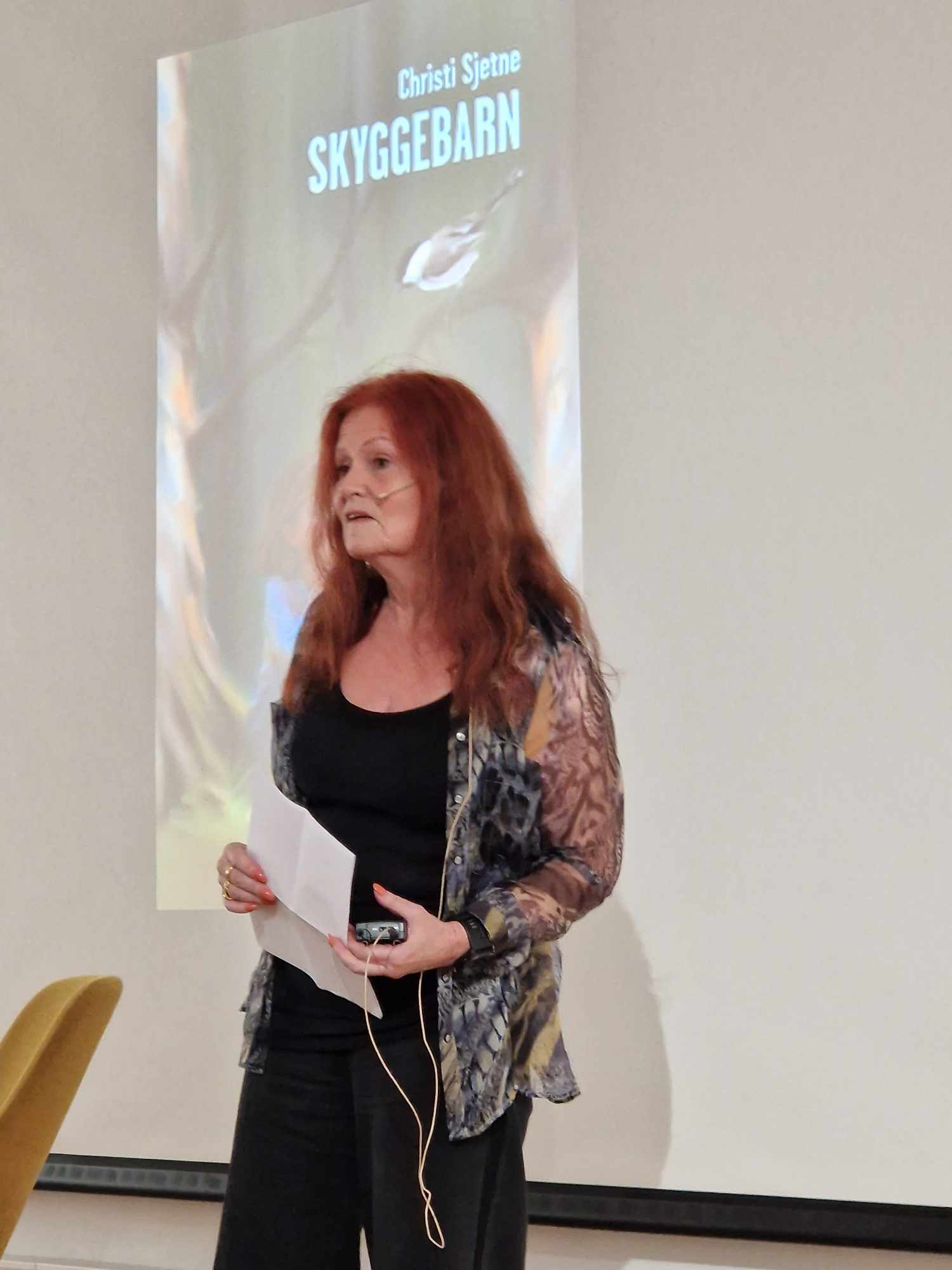 Christi Sjetne sammen med en gjest ved presentasjonen av Skyggebarn
